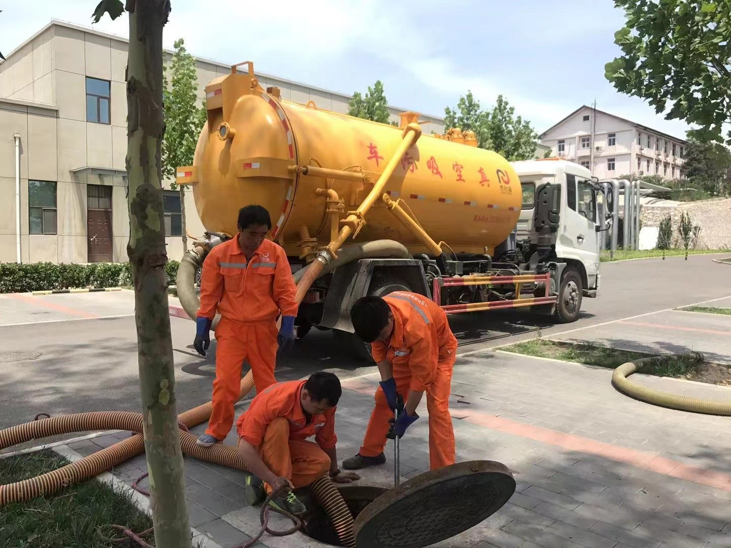 赣榆管道疏通车停在窨井附近