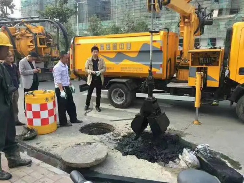 赣榆街道：网格员化身“清道夫”，为民解忧疏通“堵心”化粪池
