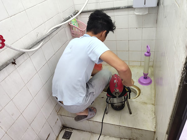 赣榆肥皂掉到马桶里把马桶堵住了怎么办？马桶堵住了怎么办